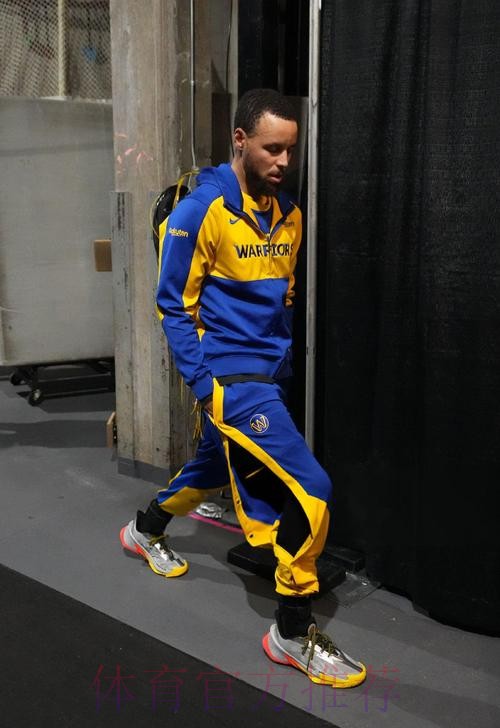 库里穿着克拉克专属灰蓝色科比6,空砍31分3篮板5助攻 库里穿着克拉克专属灰蓝色科比6,空砍31分3篮板5助攻